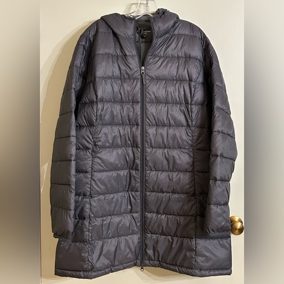 Amazon Essentials Lightweight Water-Resistant Packable Hooded Puffer Coat - Picture 5 of 14